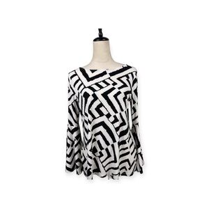 NWT Chico’s Black and white geometric print top size 0-small/4